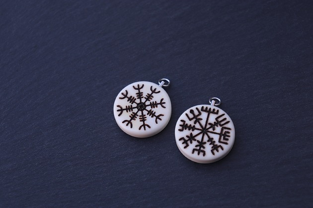 breloki Islandzki naszyjnik Vegvisir, nordycki kompas- naszyjnik ochronny