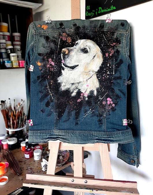 kurtki damskie Labrador malowany na kurtce jeansowej.