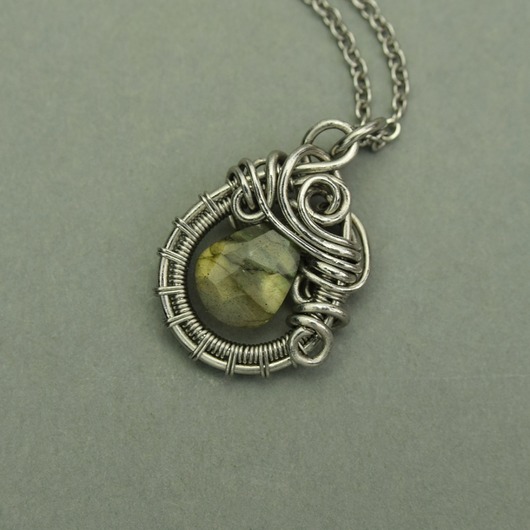 wisiory Mały wisiorek złoty labradoryt wire wrapping