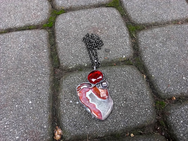 Wyraźnie widać, że - wisiorek po drugiej stronie lustra