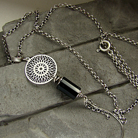 wisiory Długi naszyjnik z onyksem