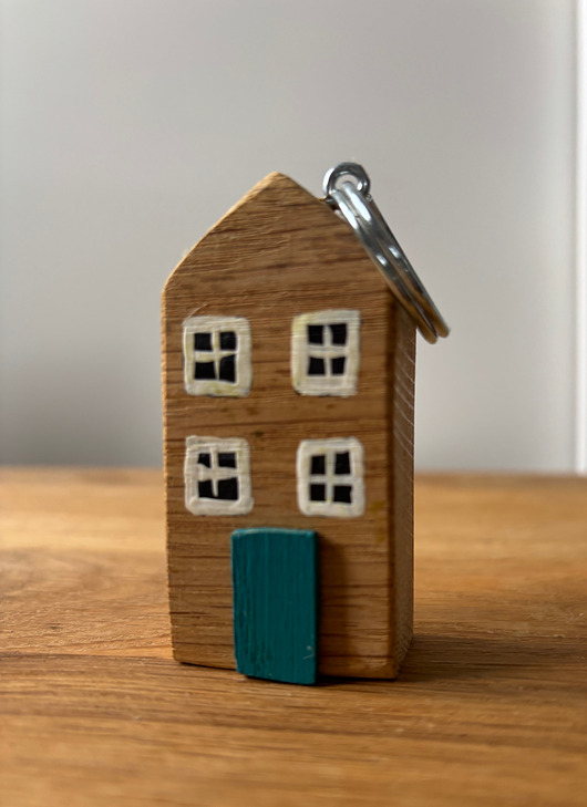 breloki Domek, brelok dębowy wysoki 1