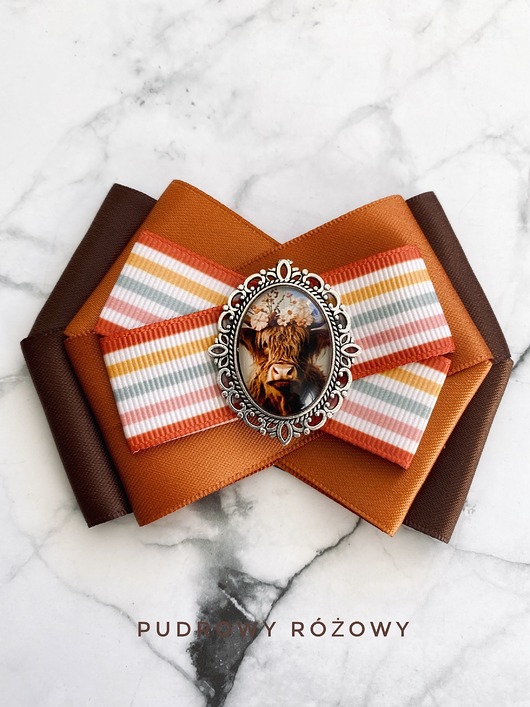 broszki Kolekcja Krówką z wiankiem z grafiką zamkniętą pod kaboszonem