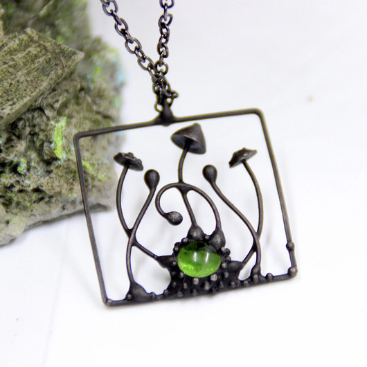 wisiory Leśny naszyjnik z muchomorów z zielonym szkłem prezent dla miłośnika natury