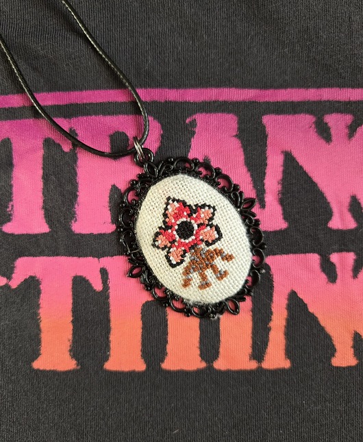 wisiory Wisiorek ręcznie wyszywany Demogorgon