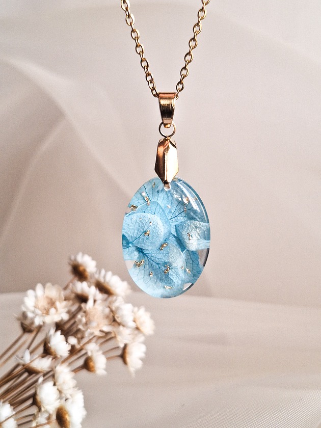 wisiory Wisiorek z żywicy z suszonymi kwiatami hortensji