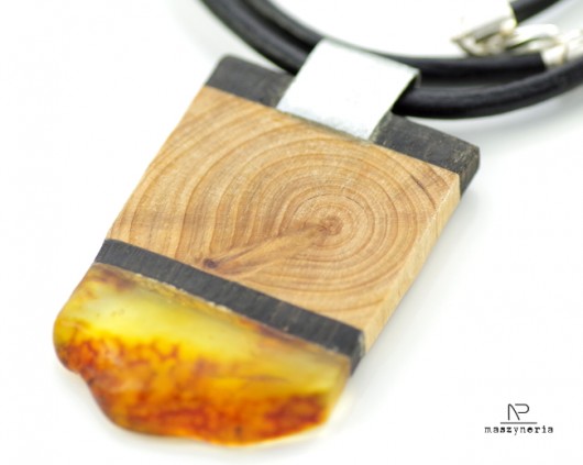 Wood&Amber - Naszyjnik cyprysowy Maszyneria