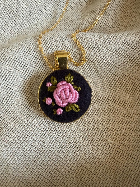 złote naszyjniki Ręcznie wyszywany naszyjnik "Różowa róża"