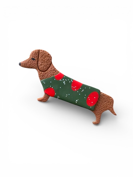 broszki Broszka jamnik w sweterku z gliny polimerowej