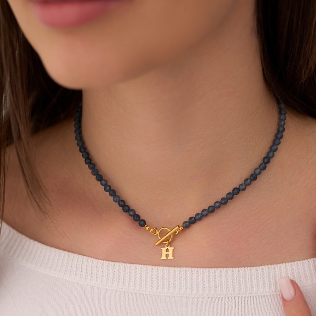 chokery Choker z szafirów ozdobiony literką- srebro 925 pozłacane