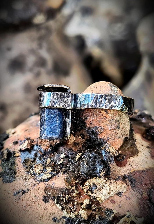 pierścionki srebrne Blue Eye pierścionek srebro oraz surowy szafir