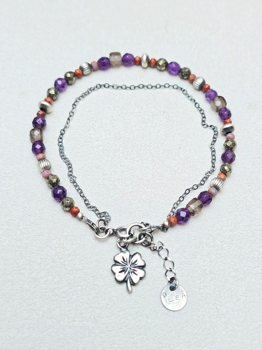 bransoletki srebrne Kamykowa Delikatność z Czterolistną Koniczynką