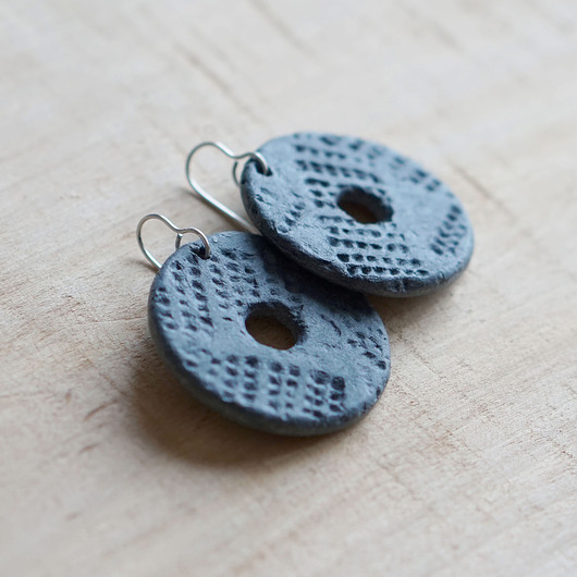 kolczyki - inne Granatowe kolczyki koła