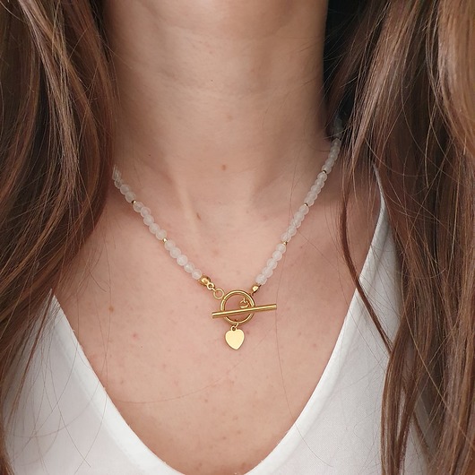 kremowy naszyjnik z jadeitem LEI handmade 
