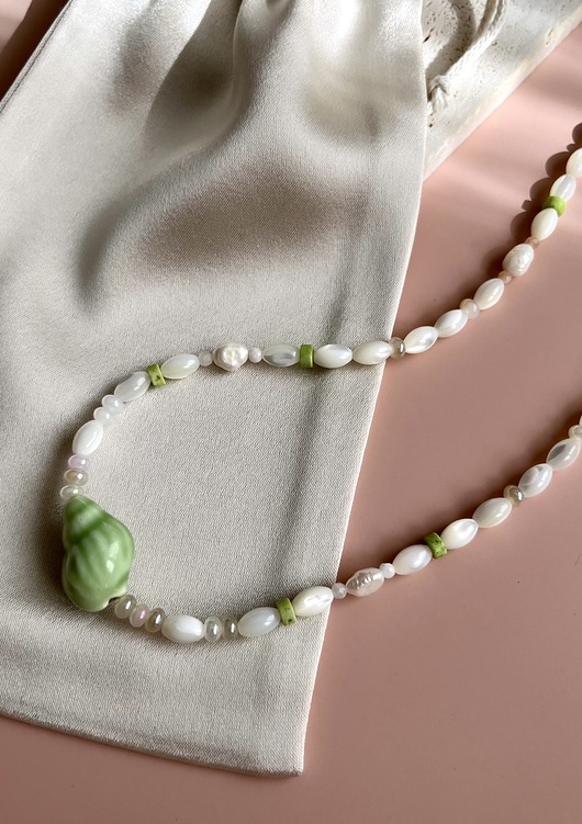 naszyjniki - inne Naszyjnik Green Shell z zieloną ceramiczną muszelką