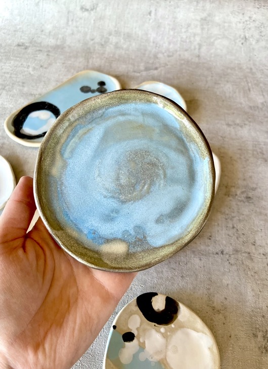 Niebieski talerzyk ceramiczny Projekt Ładniej