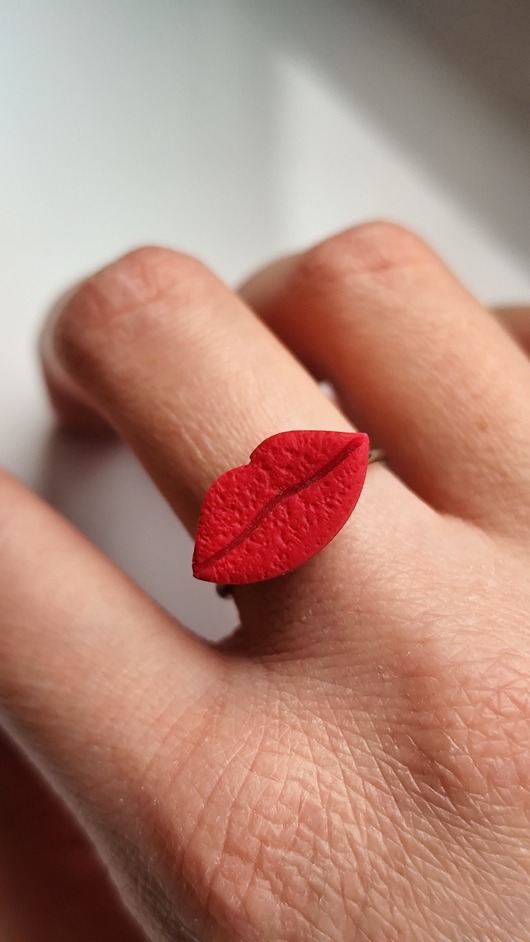 pierścionki - różne Pierścionek usta czerwone