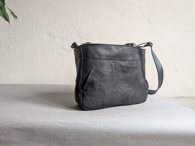 torby na ramię Czarna skórzana torebka listonoszka gnieciona skóra