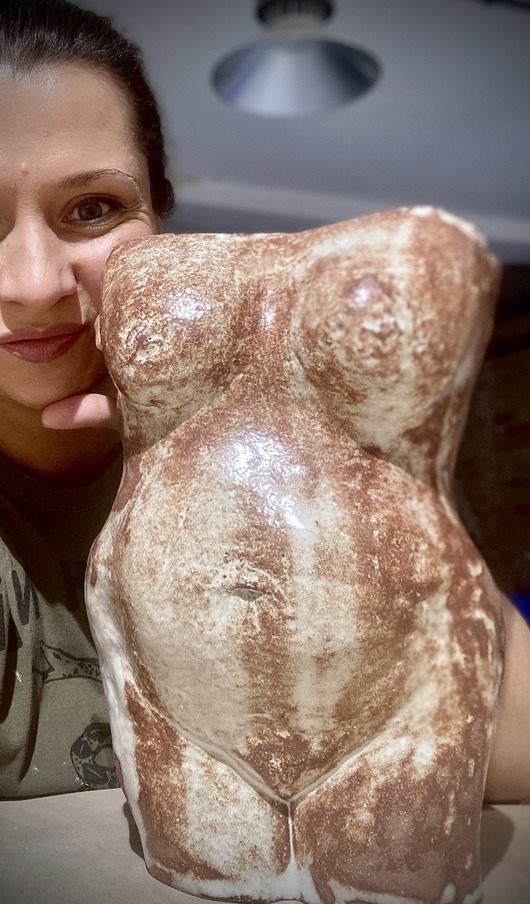 wazony Bogini obfitości  Wazon ceramiczny, forma rzeźbiarska.