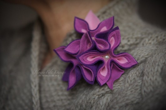 wrzosowo fioletowa broszka kwiatowa FlowerFelt Design