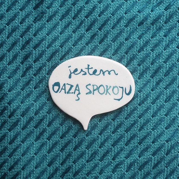broszki Broszka ceramiczna z napisem JESTEM OAZĄ SPOKOJU