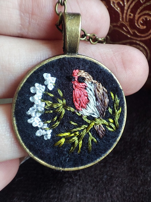 wisiory Haftowana zawieszka z rudzikiem