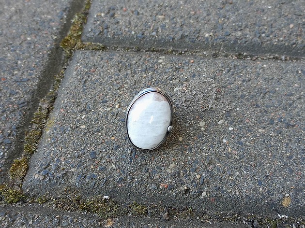 Kamień księżycowy - pierścionek regulowany po drugiej stronie lustra