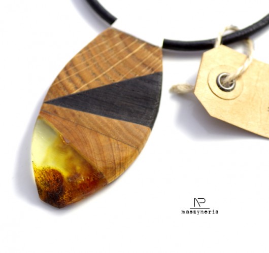 Wood&Amber Wisior Amulet Maszyneria