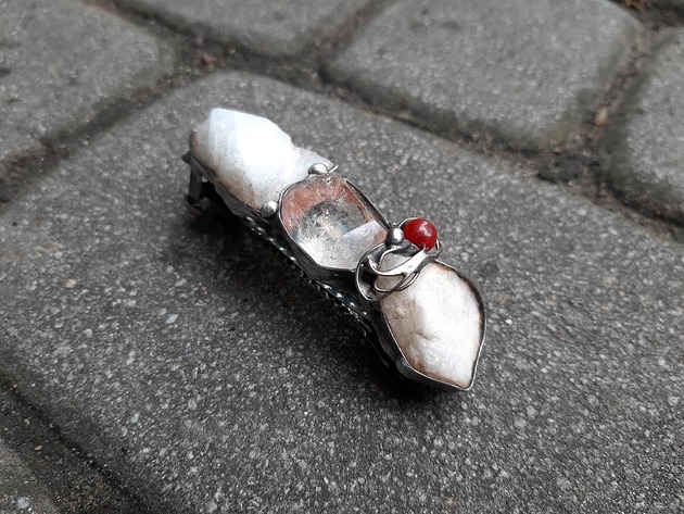 Czerwony punkt na mapie - klamra do włosów po drugiej stronie lustra