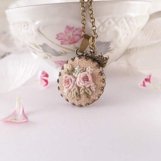 Naszyjnik haftowany ROSE, różowe róże, haft atelier by Olga