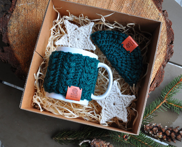 kubki Box prezentwowy, kubek w sweterku, podkładka, gwiazdki