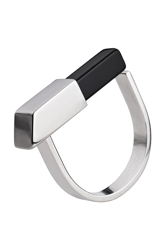 pierścionek z kolekcji EDGY/ SILVER/ONYX/U Daria Siwiak Jewellery