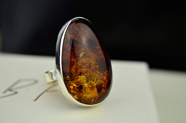 pierścionki srebrne Duży pierścionek z koniakowym bursztynem