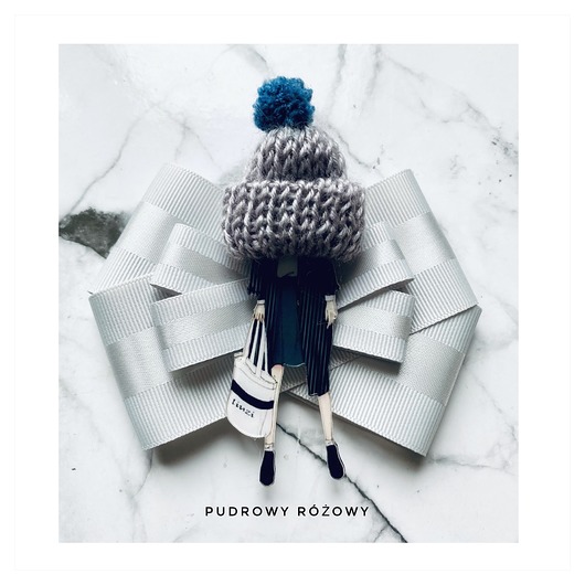 broszki Szara Broszka z Lalką NOWOŚĆ