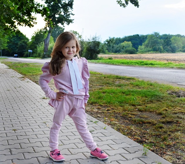 Dres dziewczęcy pudrowy róż z bufkami Nuna kids 