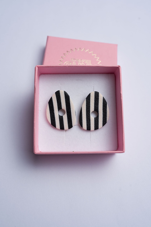 kolczyki z masy plastycznej Wiszące sztyfty w paski