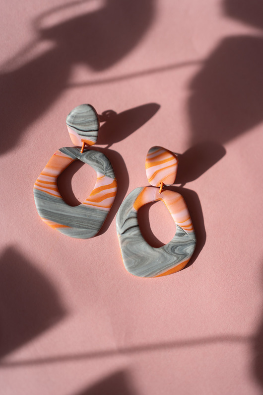 kolczyki z masy plastycznej Kolczyki sztyfty w organicznym kształcie marble