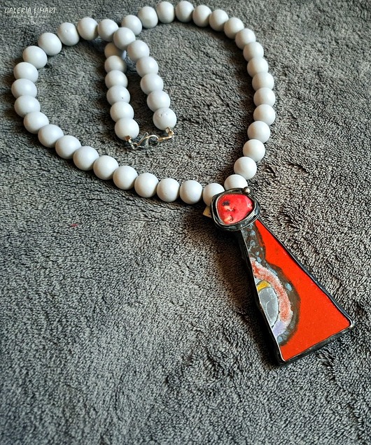 wisiory Koral i ręcznie malowana ceramika w wyjątkowym naszyjniku handmade prezent lux