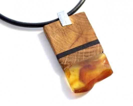 Wood&Amber Wisior Dąb Cyprys dla Pani Magdy Maszyneria