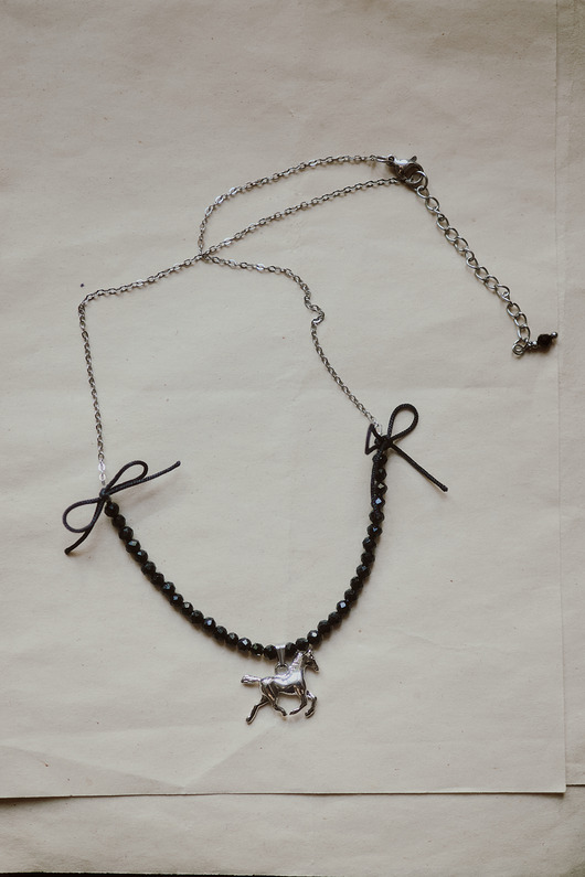 złote naszyjniki Cremello Black, naszyjnik z koniem, onyks