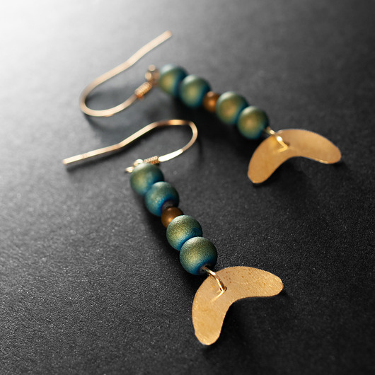 kolczyki z kamieniami Kolczyki z agatem, hematytem i mosiądzem.[SK18]