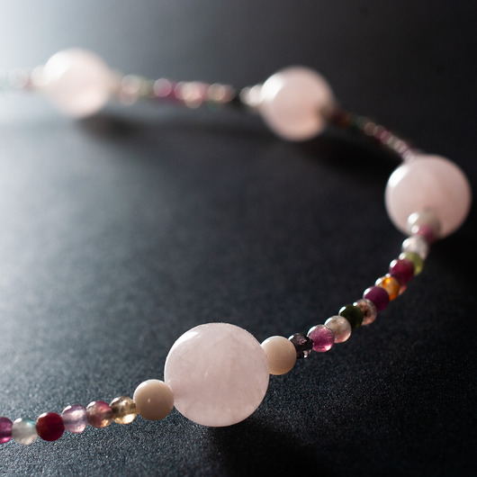 kolie Pastelowy naszyjnik z kwarcem różowym, turmalinem i masą perłową. [PN17]