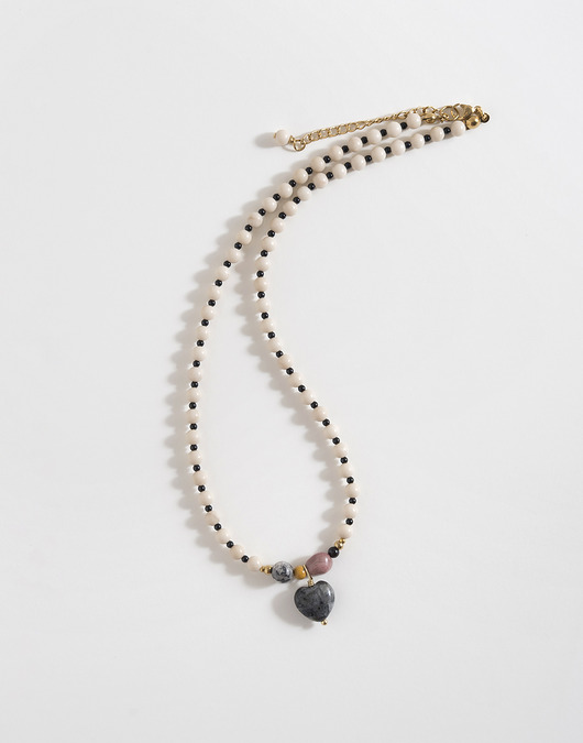 wisiory Beżowy naszyjnik z zawieszką serce