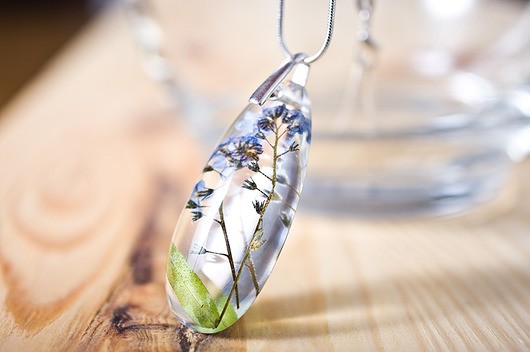 Naszyjnik z niezapominajkami w żywicy So Jewelry