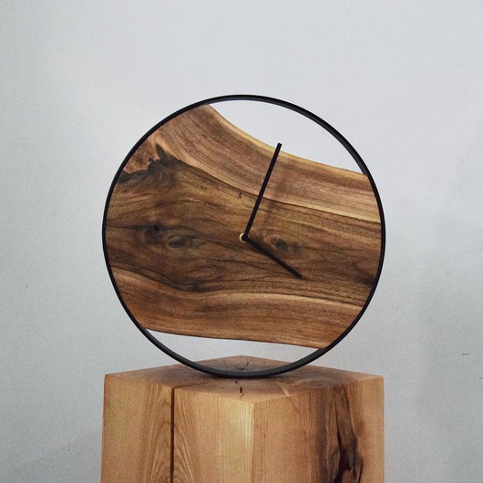 Zegar z drewna orzecha w metalowej ramie LineWood