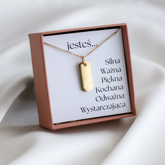 złote naszyjniki Naszyjnik Tag z Literką, Symbol Wartości i Siły