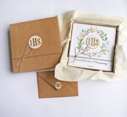 kartki na komunię Kartka, personalizacja, pudełko, koperta : kolorowy wianuszek IHS