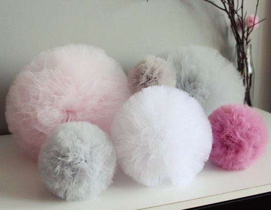 Pompony tiulowe 40 cm (XXL), różne kolory Colleco