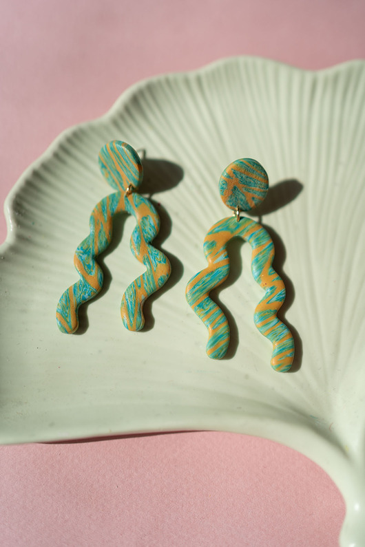 kolczyki z masy plastycznej Wiszące sztyfty w marmurkowy wzorek