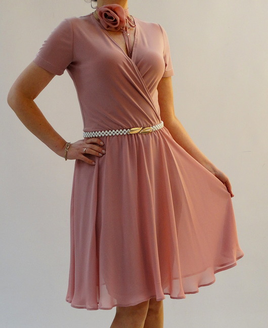 sukienki midi damskie Rozkloszowana różowa z kwiatem r 36-50